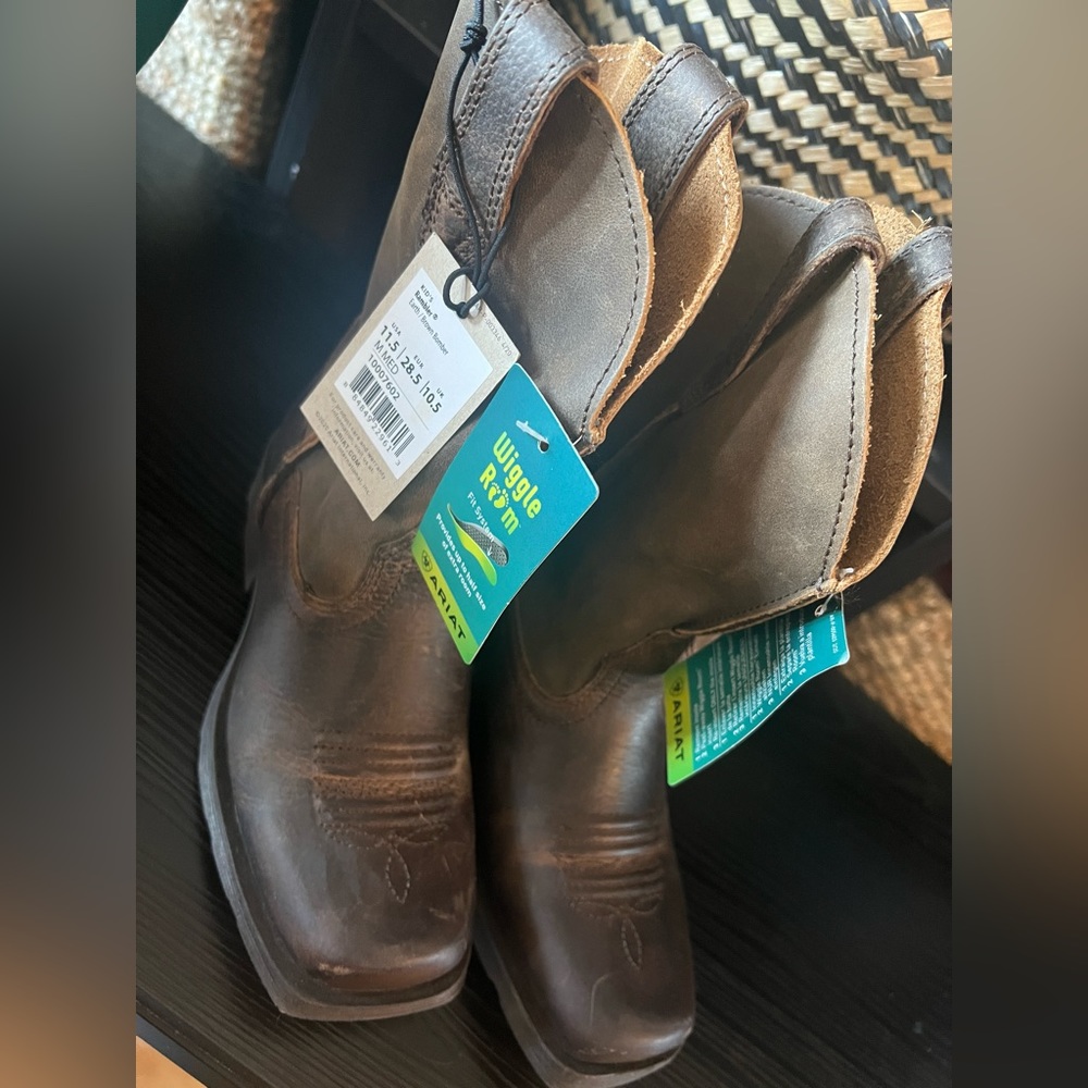 Stunning NEW IN BOX Ariat boots. Kids sz 11.5